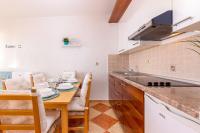 Kuchyň nebo kuchyňský kout v ubytování Apartments Lulic