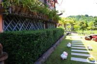 Ein Garten an der Unterkunft Chomview Resort