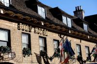 Un edificio con un cartel que dice &quot;Construir hotel&quot; en The Bull Hotel; Sure Hotel Collection by Best Western, en Peterborough