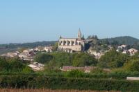 a town on a hill with a large building on it at Chambres d&#39;Hôtes de Curnier in Bédoin