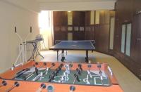 Stolný tenis v ubytovaní Provarma hills luxury villa gerani alebo v jeho okolí