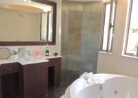 Kúpeľňa v ubytovaní Provarma hills luxury villa gerani