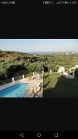 Bazén v ubytovaní Provarma hills luxury villa gerani alebo v jeho blízkosti