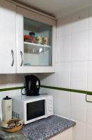 Kuchyňa alebo kuchynka v ubytovaní AMAZING SUNNY FLAT WITH BALCONY POOL two MINS FROM THE BEACH