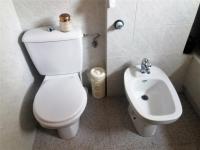 Kúpeľňa v ubytovaní AMAZING SUNNY FLAT WITH BALCONY POOL two MINS FROM THE BEACH