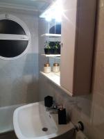 Kúpeľňa v ubytovaní AMAZING SUNNY FLAT WITH BALCONY POOL two MINS FROM THE BEACH