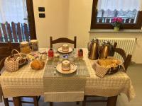 Jedlo v ubytovaní bed & breakfast alebo blízkom okolí