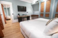 A television and/or entertainment centre at Soho Boutique Congreso