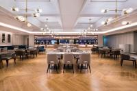 un restaurant avec des tables et des chaises dans une salle dans l'établissement Mercure Shanghai Yu Garden On the Bund - 5 mins taxi to Nanjing Road and Bund, à Shanghai