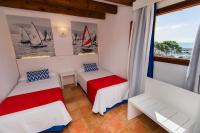 Łóżko lub łóżka w pokoju w obiekcie Hostal Cala Ratjada