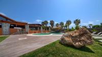 Bazén v ubytovaní Apartamentos Turisticos Bahia De Trafalgar alebo v jeho blízkosti