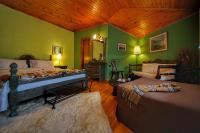 Un dormitorio con dos camas y paredes verdes. en To Balkoni tis Agorianis, en Eptalofos