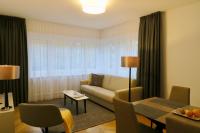 チューリッヒにあるZurich Furnished Homesのソファとテーブルのあるリビングルーム