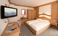Telewizja i/lub zestaw kina domowego w obiekcie Hotel zum grünen Tor