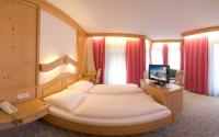 Łóżko lub łóżka w pokoju w obiekcie Hotel zum grünen Tor
