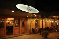 um restaurante com uma prancha de surfe pendurada no teto em Mercure Sao Paulo Moema Times Square em São Paulo