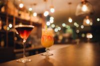 Dois cocktails em cima de um bar em Mercure Sao Paulo Moema Times Square em São Paulo