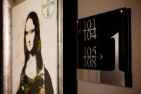 The Frame Hotelに飾ってある許可証、賞状、看板またはその他の書類