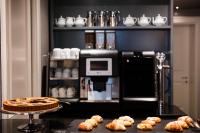 The Frame Hotelにあるキッチンまたは簡易キッチン