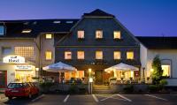 アルンスベルクにあるHotel zur Postの建物の前に車が駐車されている