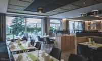 Ein Restaurant oder anderes Speiselokal in der Unterkunft Molaris Lodge 