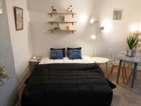 ein Schlafzimmer mit einem großen Bett und einem Tisch in der Unterkunft BnBesak La Gare Viotte in Besançon