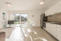 Kuchnia lub aneks kuchenny w obiekcie Villa Amfora - First row by the sea