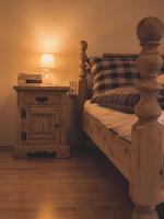 A bed or beds in a room at Postwirt Annaberg
