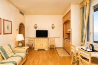 Televízia a/alebo spoločenská miestnosť v ubytovaní Hotel Villa Laguna