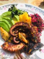 een bord met eten met vlees en groenten op een tafel bij Cabañas Oasis de San Pablo in San Pablo