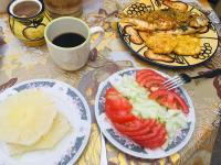 een tafel met borden eten en een kopje koffie bij Cabañas Oasis de San Pablo in San Pablo