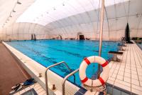 Bazén v ubytovaní CVSE Clubház és Panzió alebo v jeho blízkosti