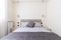 A bed or beds in a room at Napoli d'Amare B&B