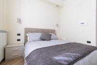 A bed or beds in a room at Napoli d'Amare B&B
