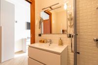 A bathroom at Napoli d'Amare B&B