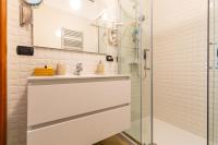 A bathroom at Napoli d'Amare B&B