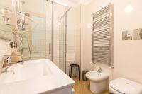A bathroom at Napoli d'Amare B&B