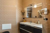 A bathroom at Napoli d'Amare B&B