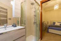 A bathroom at Napoli d'Amare B&B
