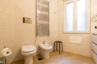 A bathroom at Napoli d'Amare B&B