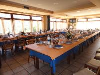 Un restaurante o sitio para comer en Hotel Restaurante Casa Petronila