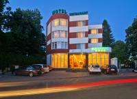 Un edificio con coches aparcados delante. en Hotel Bavaria, en Craiova
