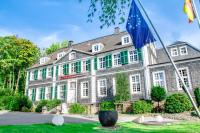 un edificio con una bandera delante en Parkhotel FRITZ am Brunnen, en Schwelm
