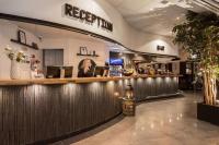 イェヴレにあるBest Western Hotel City Gavleのフロントカウンター付きのレストランのバー