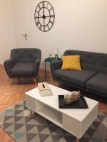 a living room with a couch and a coffee table at Appartement Le Grand Parc in Châteauroux