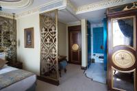 Postel nebo postele na pokoji v ubytování Daru Sultan Hotels Galata