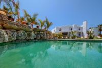 Bazén v ubytovaní Apartamentos Turisticos Bahia De Trafalgar alebo v jeho blízkosti
