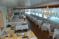Reštaurácia alebo iné gastronomické zariadenie v ubytovaní Hotel Villa Laguna