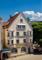 Un gran edificio blanco con un cartel en él. en CityHotel Kempten, en Kempten