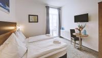 una habitación de hotel con una cama y una mesa en Boutique-Hotel Kronenstuben, en Ludwigsburg